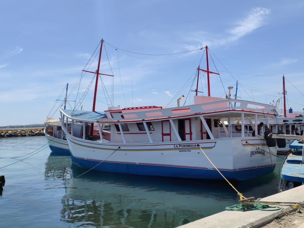 Flota de barcos de madera de La Península Seafood en el puerto de Pampatar, Margarita