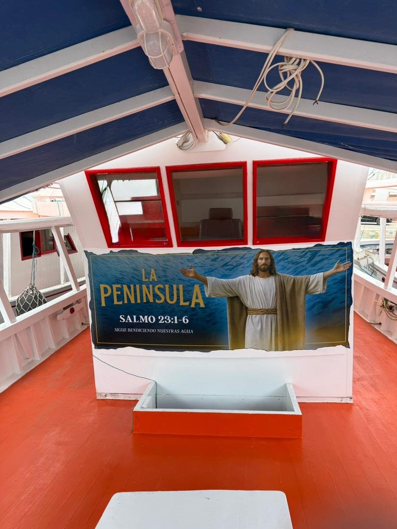 Interior del barco La Península con mural Salmo 23, pesca artesanal de Margarita