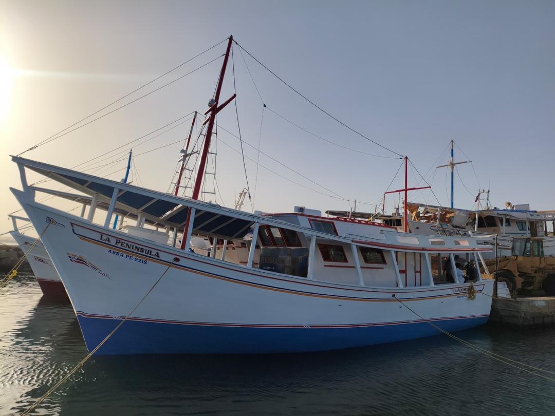 Barco de madera de pesca a cordel de La Península Seafood al atardecer, Isla de Margarita